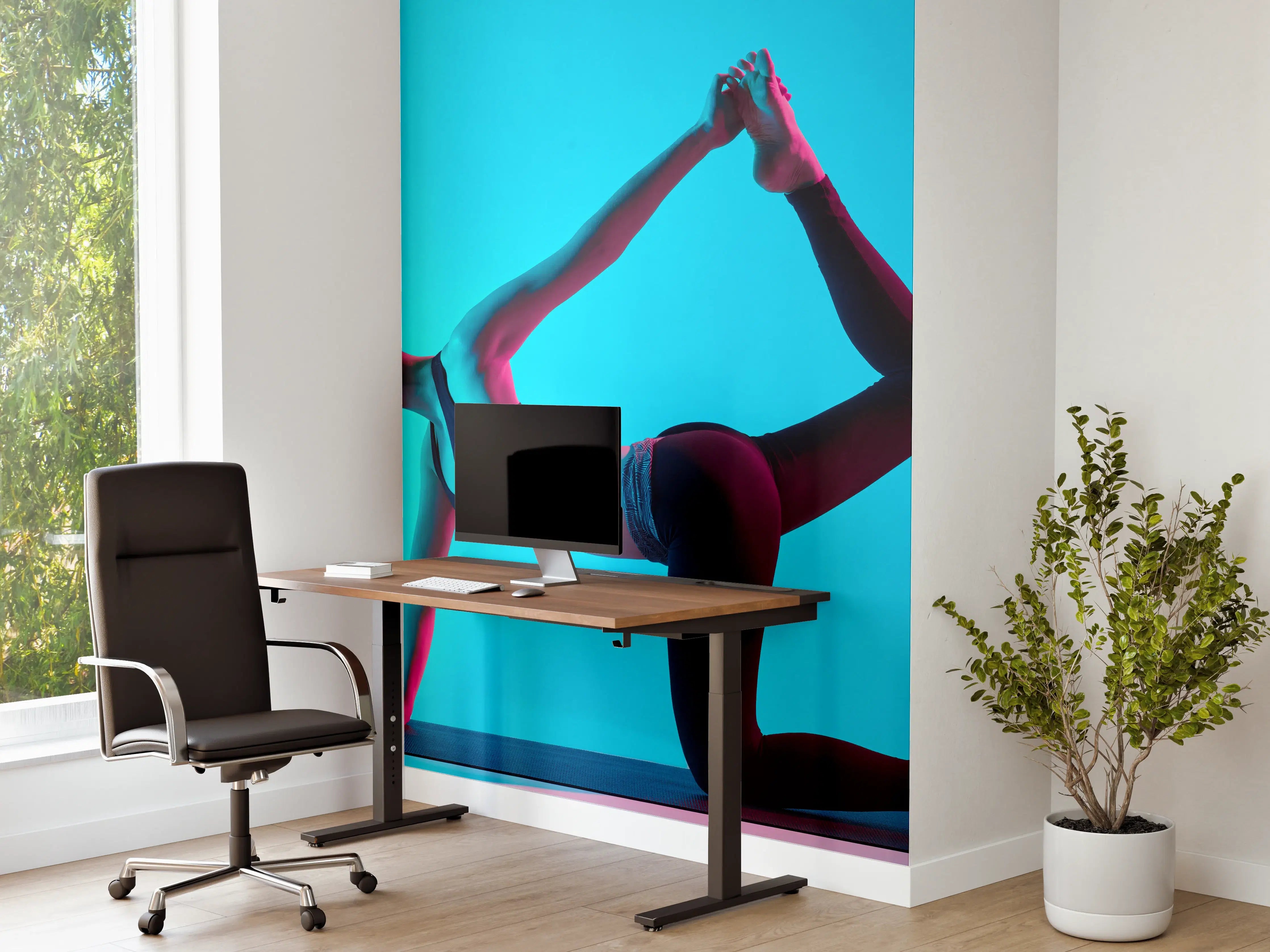Büro Wandgestaltung - konzentrierte Frau in Yoga-Pose