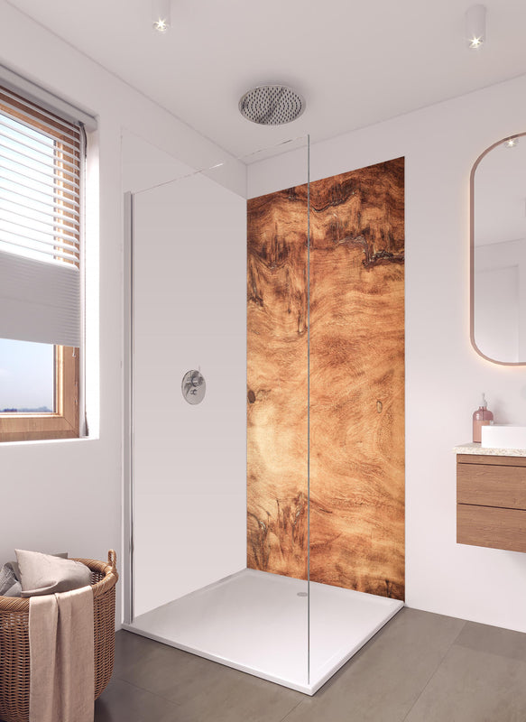 Duschrückwand -  Teakholz mit natürlichem Muster in hellem Badezimmer mit Regenduschkopf  - zweiteilige Eck-Duschrückwand