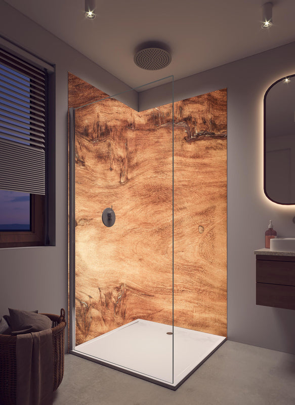 Duschrückwand -  Teakholz mit natürlichem Muster in hellem Badezimmer mit Regenduschkopf  - zweiteilige Eck-Duschrückwand