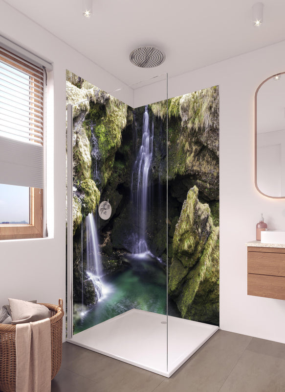 Duschrückwand -  harmonische Traunfall Wasserfälle in hellem Badezimmer mit Regenduschkopf  - zweiteilige Eck-Duschrückwand