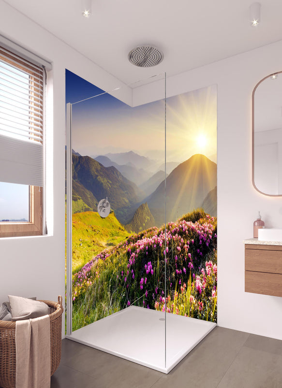 Duschrückwand -  ruhige Berglandschaft in der Schweiz in hellem Badezimmer mit Regenduschkopf  - zweiteilige Eck-Duschrückwand