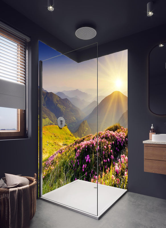 Duschrückwand -  ruhige Berglandschaft in der Schweiz in hellem Badezimmer mit Regenduschkopf  - zweiteilige Eck-Duschrückwand