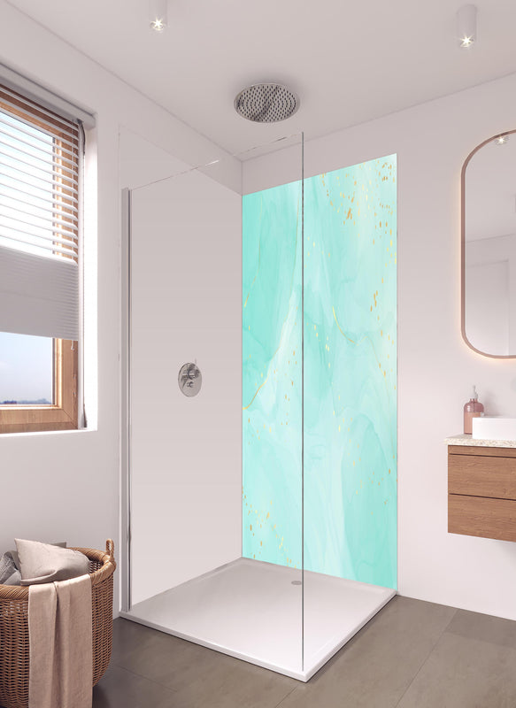 Duschrückwand - Abstrakte Aquarell-Kunst in Türkis mit Goldakzenten in hellem Badezimmer mit Regenduschkopf  - zweiteilige Eck-Duschrückwand
