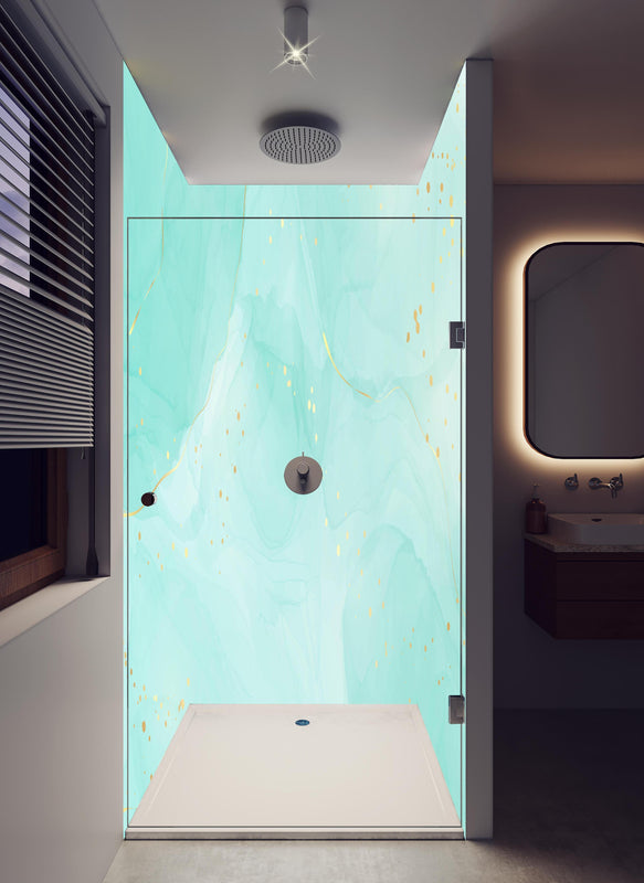 Duschrückwand - Abstrakte Aquarell-Kunst in Türkis mit Goldakzenten in hellem Badezimmer mit Regenduschkopf  - zweiteilige Eck-Duschrückwand
