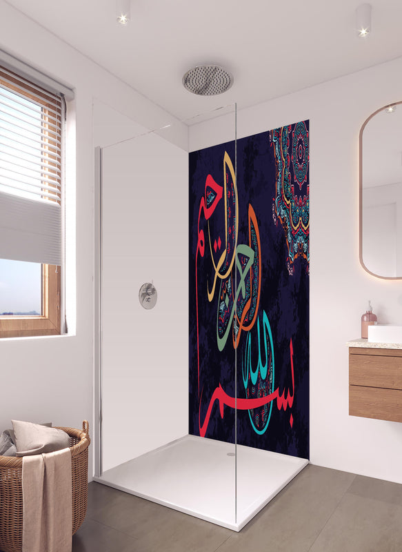 Duschrückwand - Abstrakte Orientalische Kalligraphie in Farbe in hellem Badezimmer mit Regenduschkopf  - zweiteilige Eck-Duschrückwand