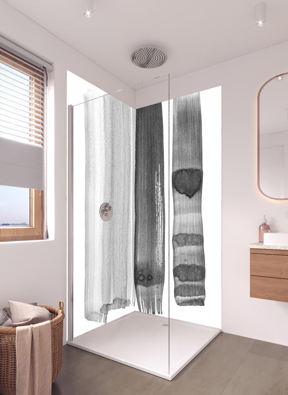 Duschrückwand - Abstrakte Pinselstriche in Grau auf Weiß in hellem Badezimmer mit Regenduschkopf  - zweiteilige Eck-Duschrückwand