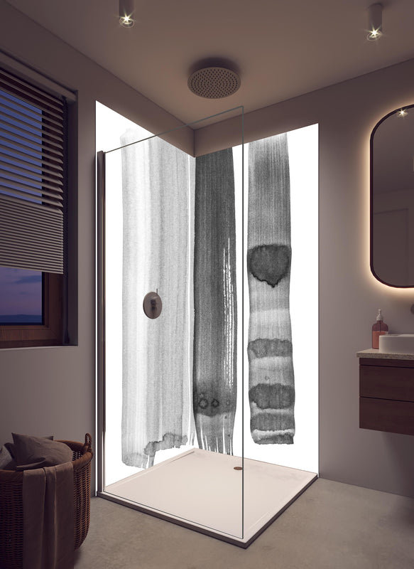Duschrückwand - Abstrakte Pinselstriche in Grau auf Weiß in hellem Badezimmer mit Regenduschkopf  - zweiteilige Eck-Duschrückwand