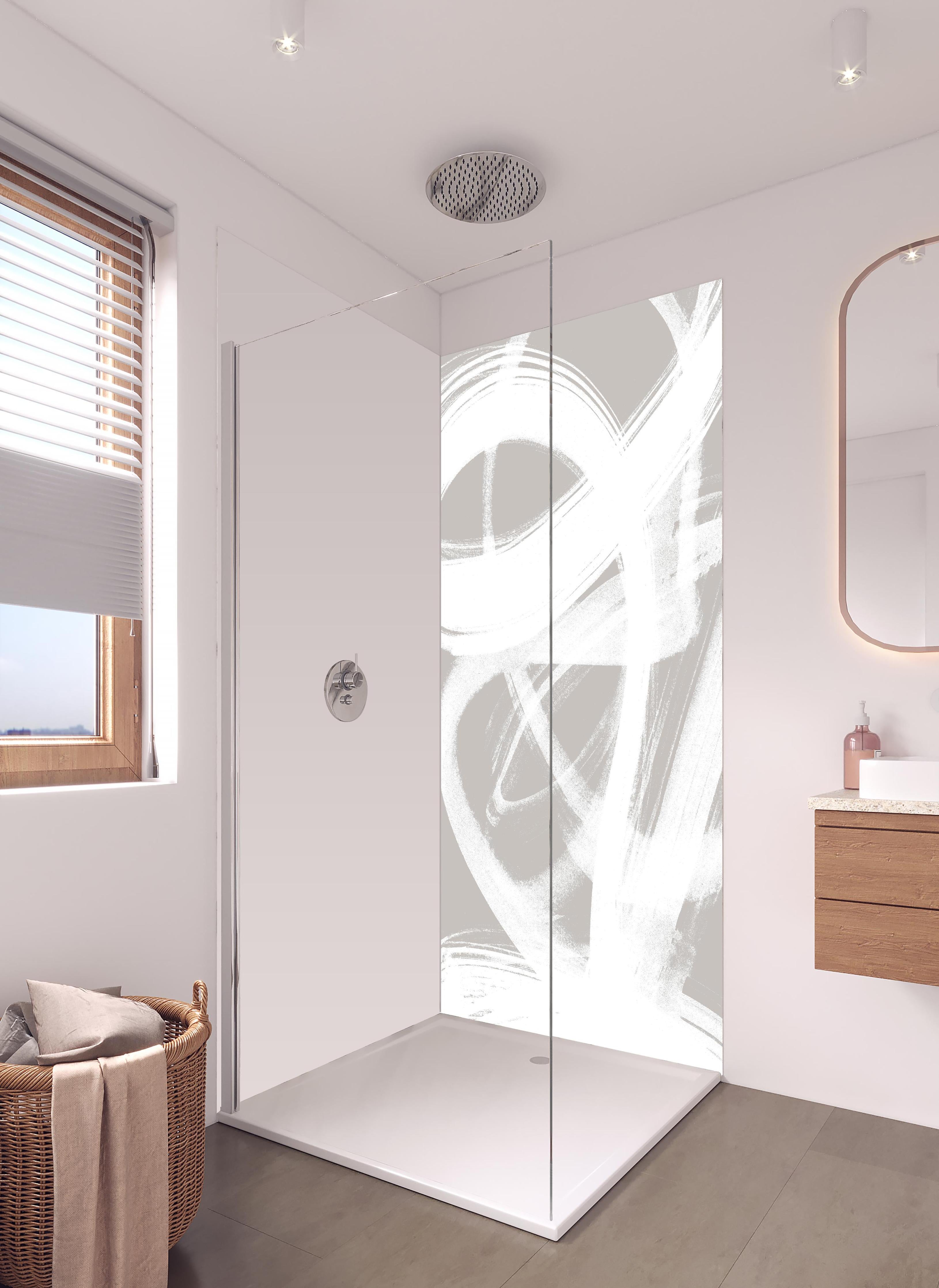 Duschrückwand - Abstrakte Pinselstriche in Grau und Weiß in hellem Badezimmer mit Regenduschkopf  - zweiteilige Eck-Duschrückwand