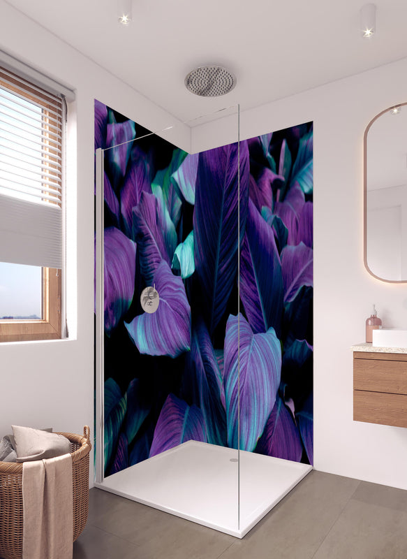 Duschrückwand - Abstrakte Tropenblätter in dunklen Farbtönen in hellem Badezimmer mit Regenduschkopf  - zweiteilige Eck-Duschrückwand