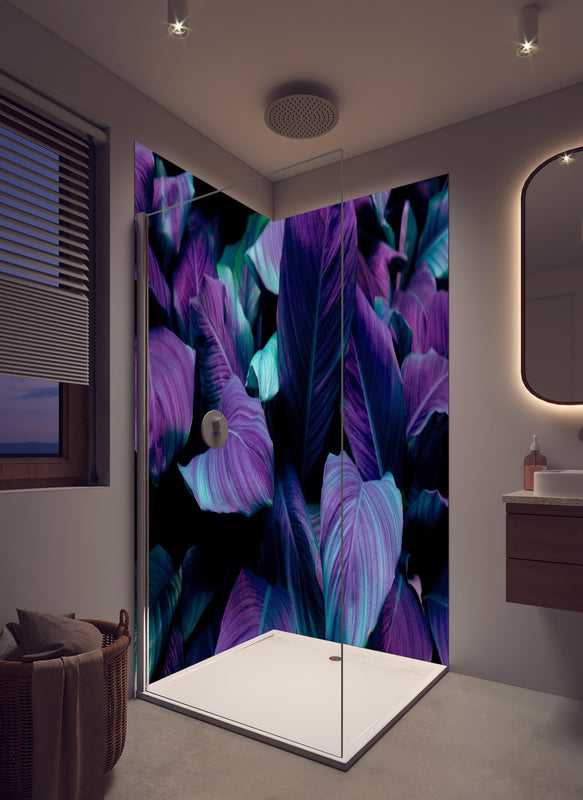 Duschrückwand - Abstrakte Tropenblätter in dunklen Farbtönen in hellem Badezimmer mit Regenduschkopf  - zweiteilige Eck-Duschrückwand