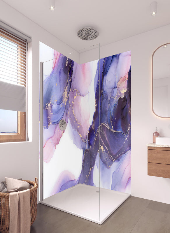 Duschrückwand - Abstraktes Kunstwerk - Öl Malerei in hellem Badezimmer mit Regenduschkopf  - zweiteilige Eck-Duschrückwand