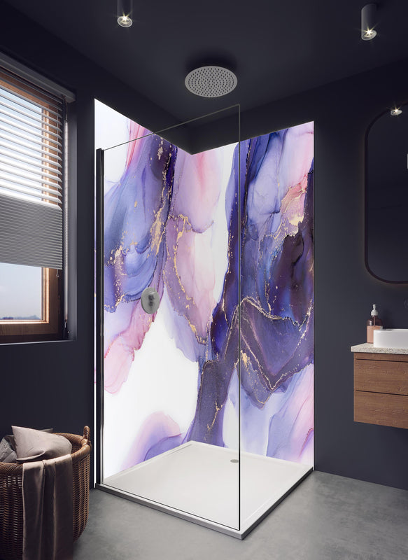 Duschrückwand - Abstraktes Kunstwerk - Öl Malerei in hellem Badezimmer mit Regenduschkopf  - zweiteilige Eck-Duschrückwand