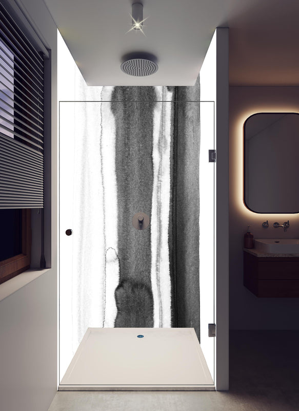 Duschrückwand - Abstraktes hoch-key Aquarell in Schwarz-Weiß in hellem Badezimmer mit Regenduschkopf  - zweiteilige Eck-Duschrückwand