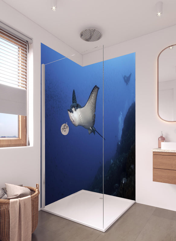 Duschrückwand - Adlerrochen schwimmt über dem Korallenriff in hellem Badezimmer mit Regenduschkopf  - zweiteilige Eck-Duschrückwand