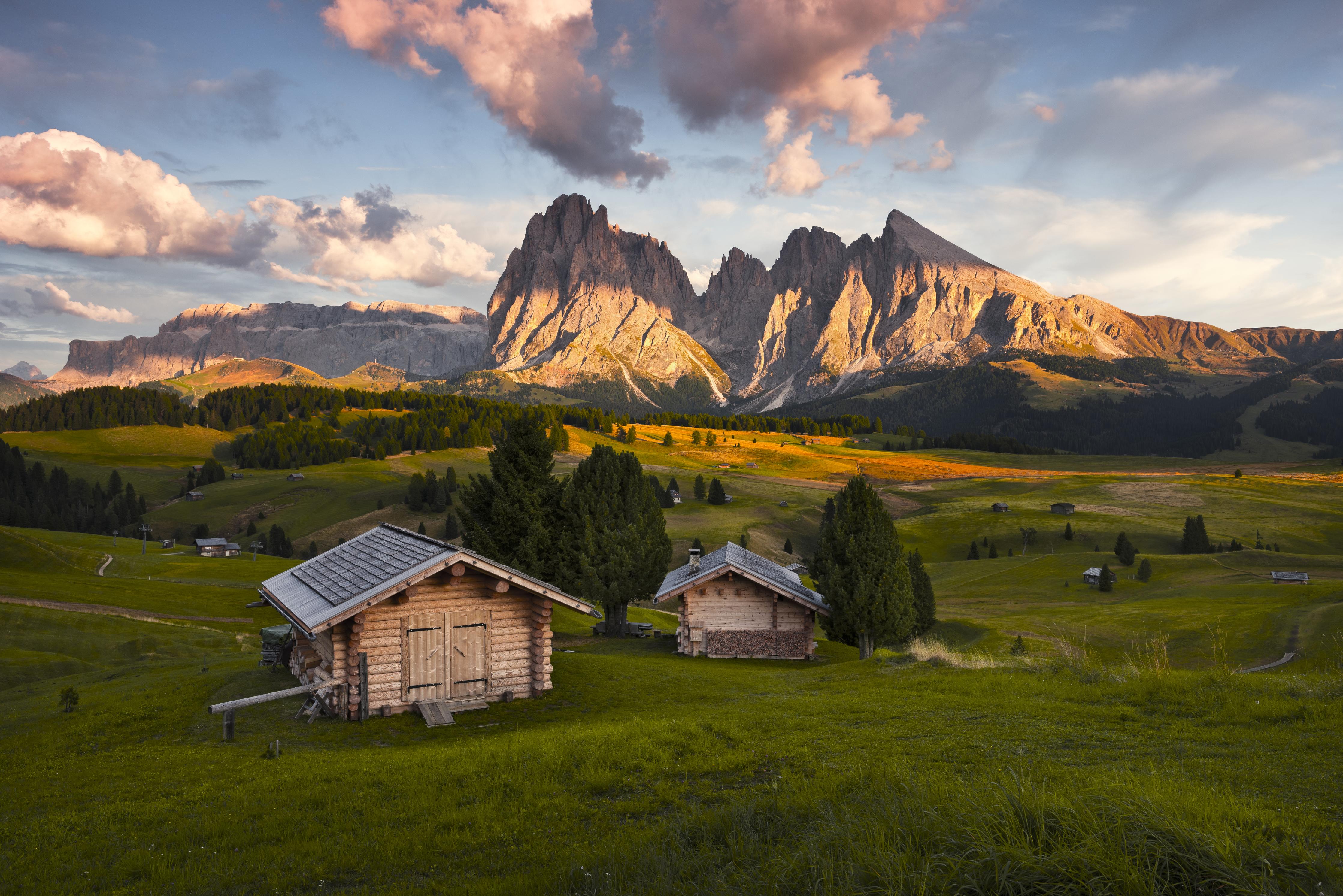 Duschrückwand-Alpenpanorama mit Hütten beim Sonnenuntergang