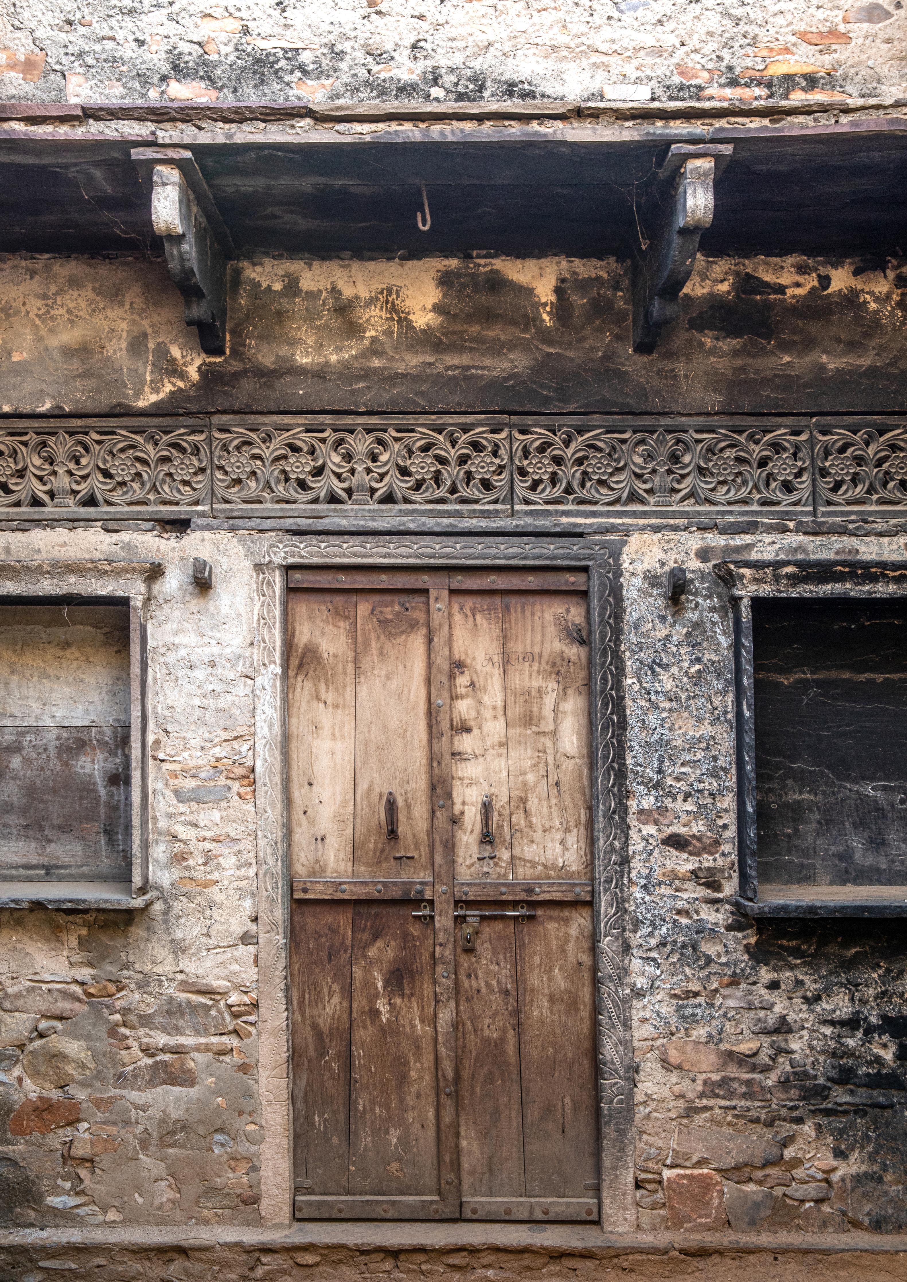 Duschrückwand-Alte Holztür und Wand Texturbild