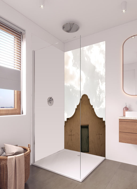 Duschrückwand - Altes Gebäude gegen bewölkten Himmel Kontrast in hellem Badezimmer mit Regenduschkopf  - zweiteilige Eck-Duschrückwand