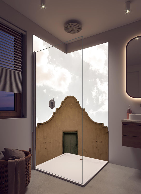 Duschrückwand - Altes Gebäude gegen bewölkten Himmel Kontrast in hellem Badezimmer mit Regenduschkopf  - zweiteilige Eck-Duschrückwand