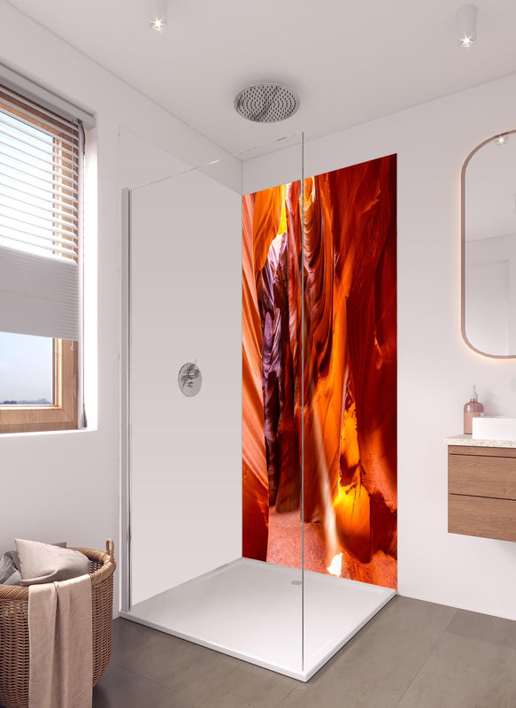 Duschrückwand - Antelope Canyon Licht- und Schattenspiel in hellem Badezimmer mit Regenduschkopf  - zweiteilige Eck-Duschrückwand
