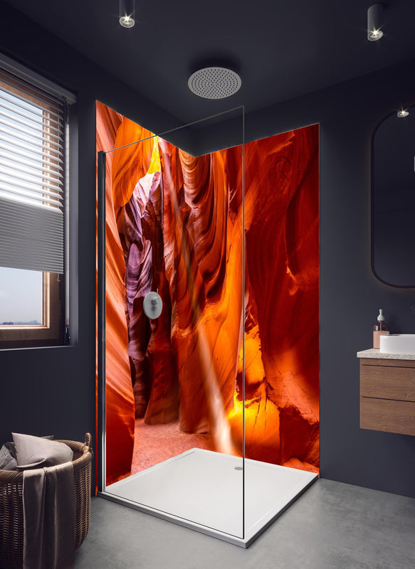 Duschrückwand - Antelope Canyon Licht- und Schattenspiel in hellem Badezimmer mit Regenduschkopf  - zweiteilige Eck-Duschrückwand