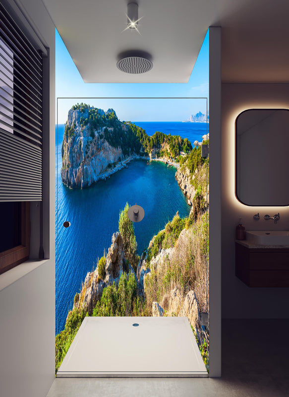 Duschrückwand - Anthony-Quinn-Bucht in hellem Badezimmer mit Regenduschkopf  - zweiteilige Eck-Duschrückwand
