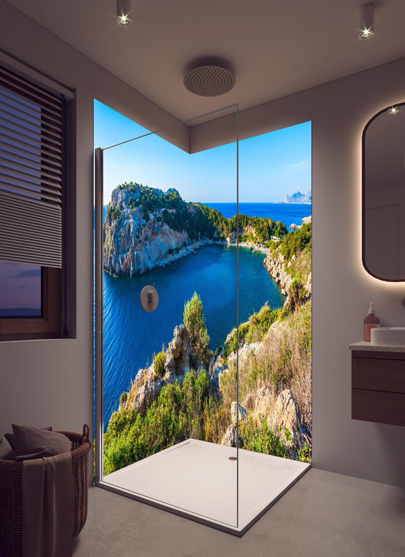 Duschrückwand - Anthony-Quinn-Bucht in hellem Badezimmer mit Regenduschkopf  - zweiteilige Eck-Duschrückwand