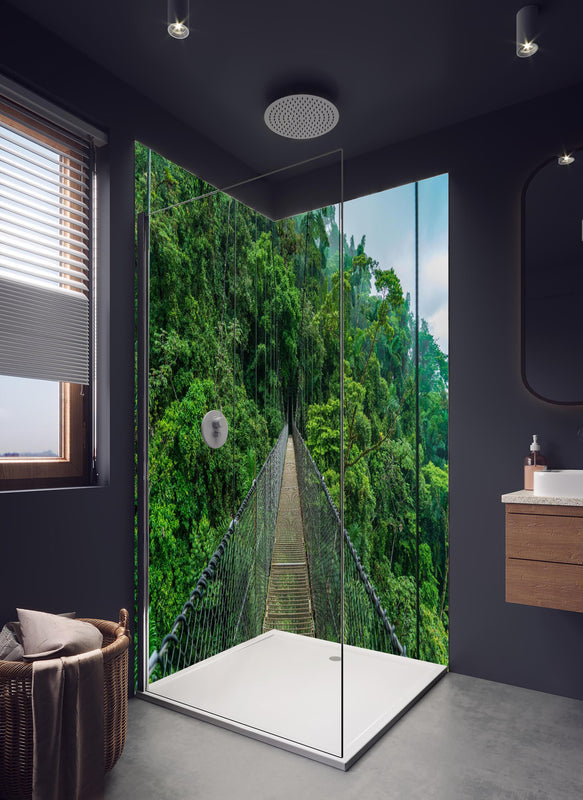 Duschrückwand - Arenal-Hängebrücke - Costa Rica  in hellem Badezimmer mit Regenduschkopf  - zweiteilige Eck-Duschrückwand