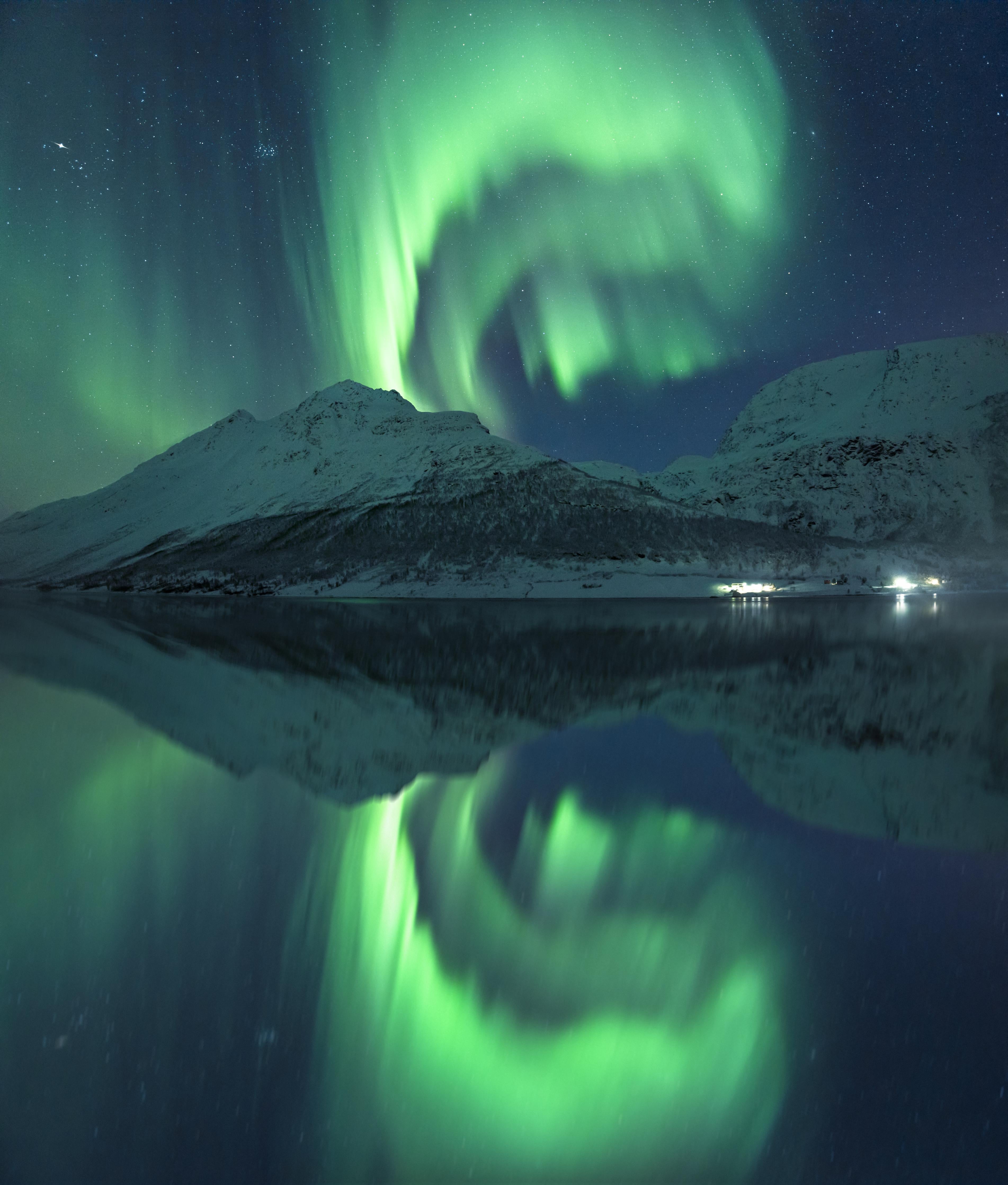 Duschrückwand-Aurora Borealis Reflektion über Schneelandschaft