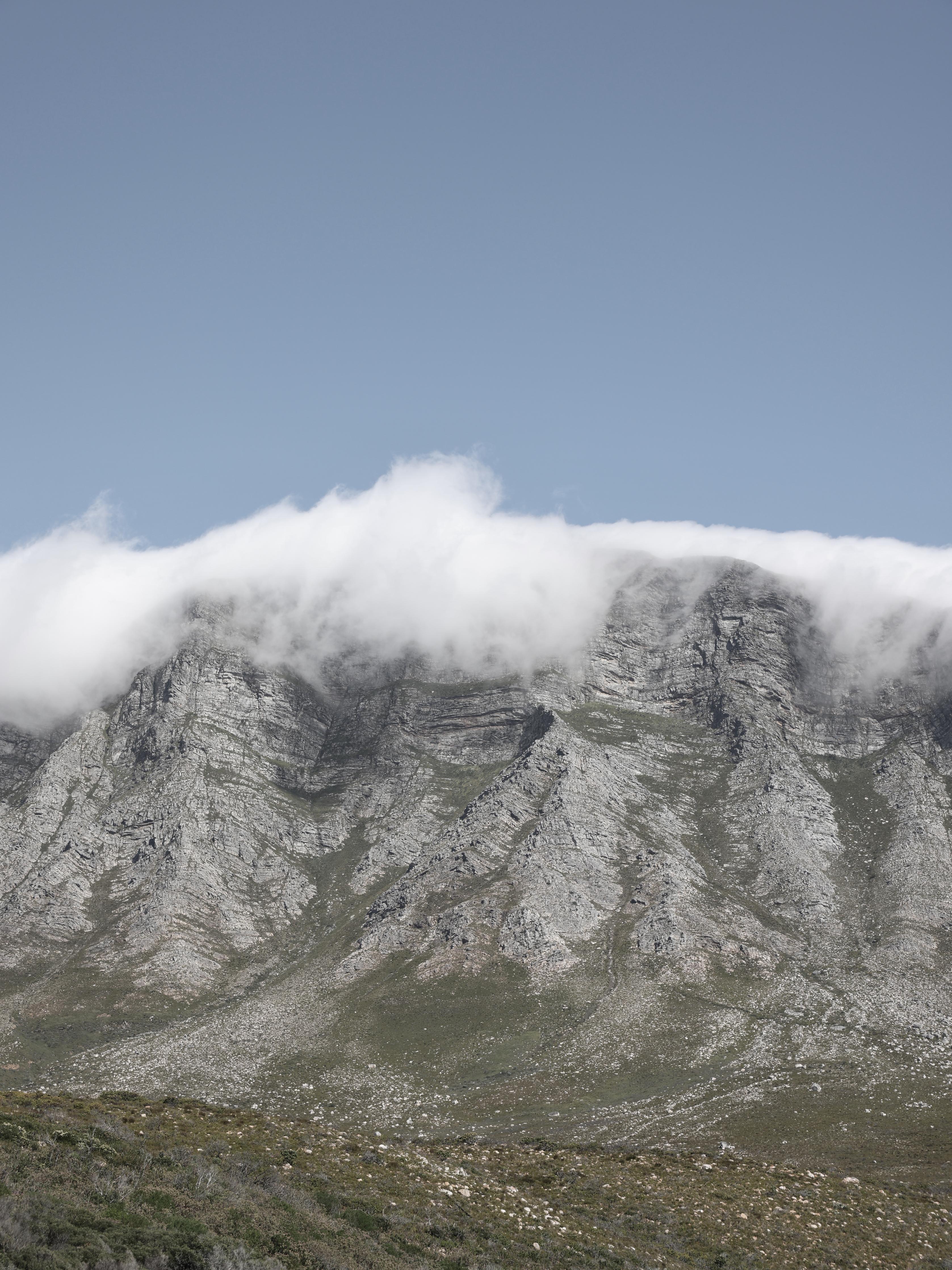 Duschrückwand-Beeindruckende Bergspitzen umhüllt von Wolken