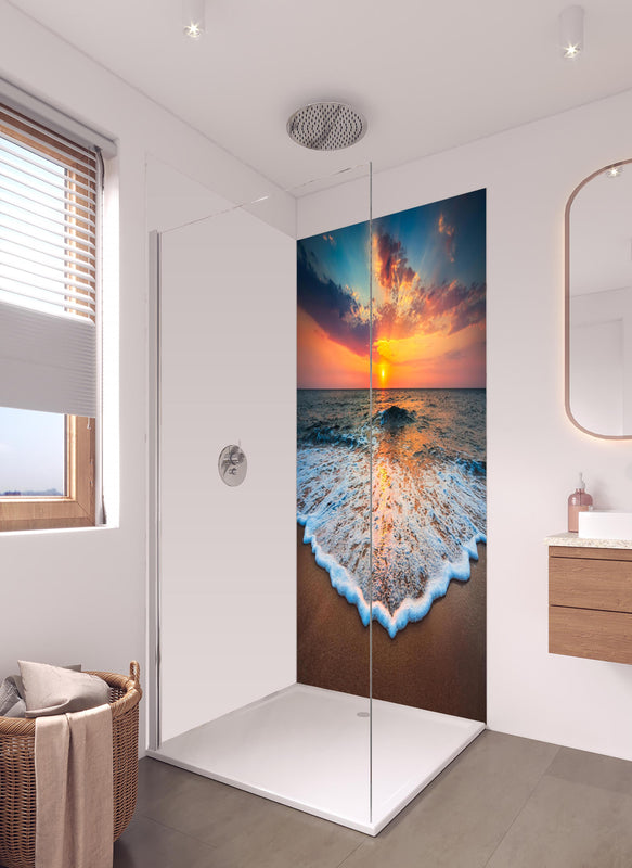 Duschrückwand - Beeindruckender Sonnenaufgang über dem Ozean in hellem Badezimmer mit Regenduschkopf  - zweiteilige Eck-Duschrückwand