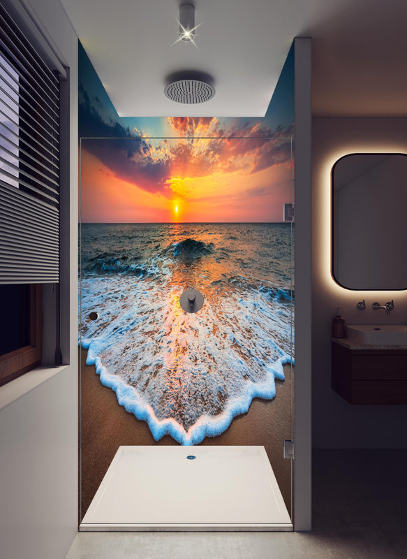 Duschrückwand - Beeindruckender Sonnenaufgang über dem Ozean in hellem Badezimmer mit Regenduschkopf  - zweiteilige Eck-Duschrückwand