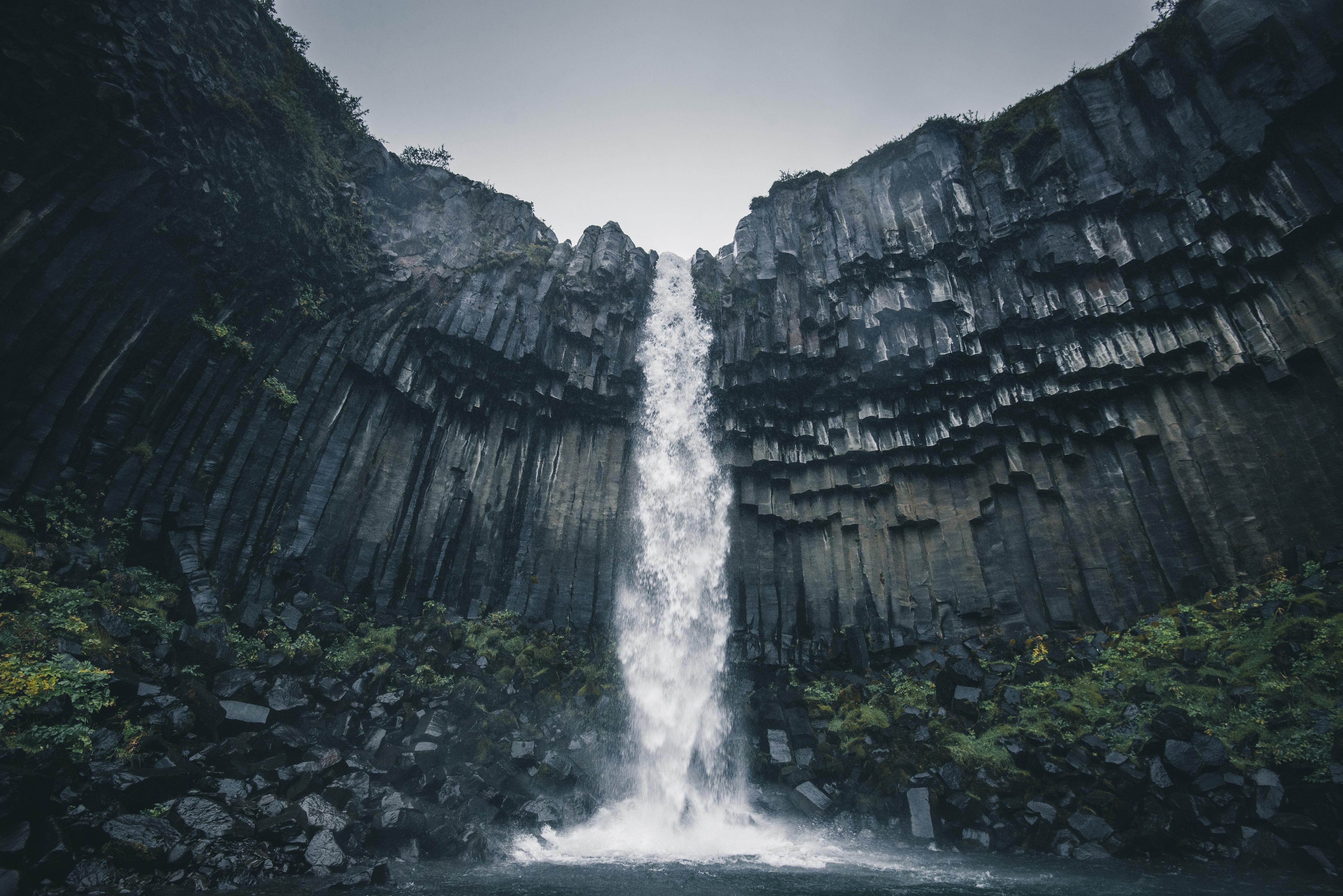 Duschrückwand-Beeindruckender Svartifoss Wasserfall