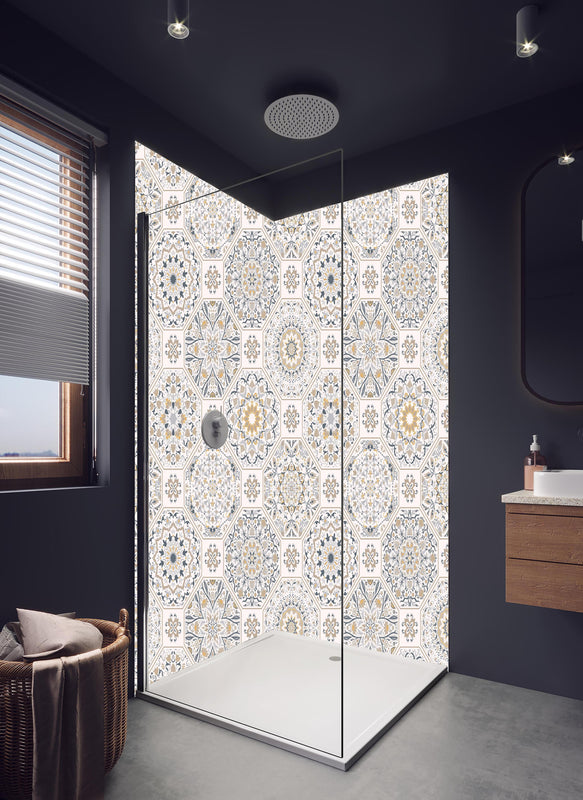 Duschrückwand - Beige Mosaikfliesen Muster mit geometrischen Formen in hellem Badezimmer mit Regenduschkopf  - zweiteilige Eck-Duschrückwand