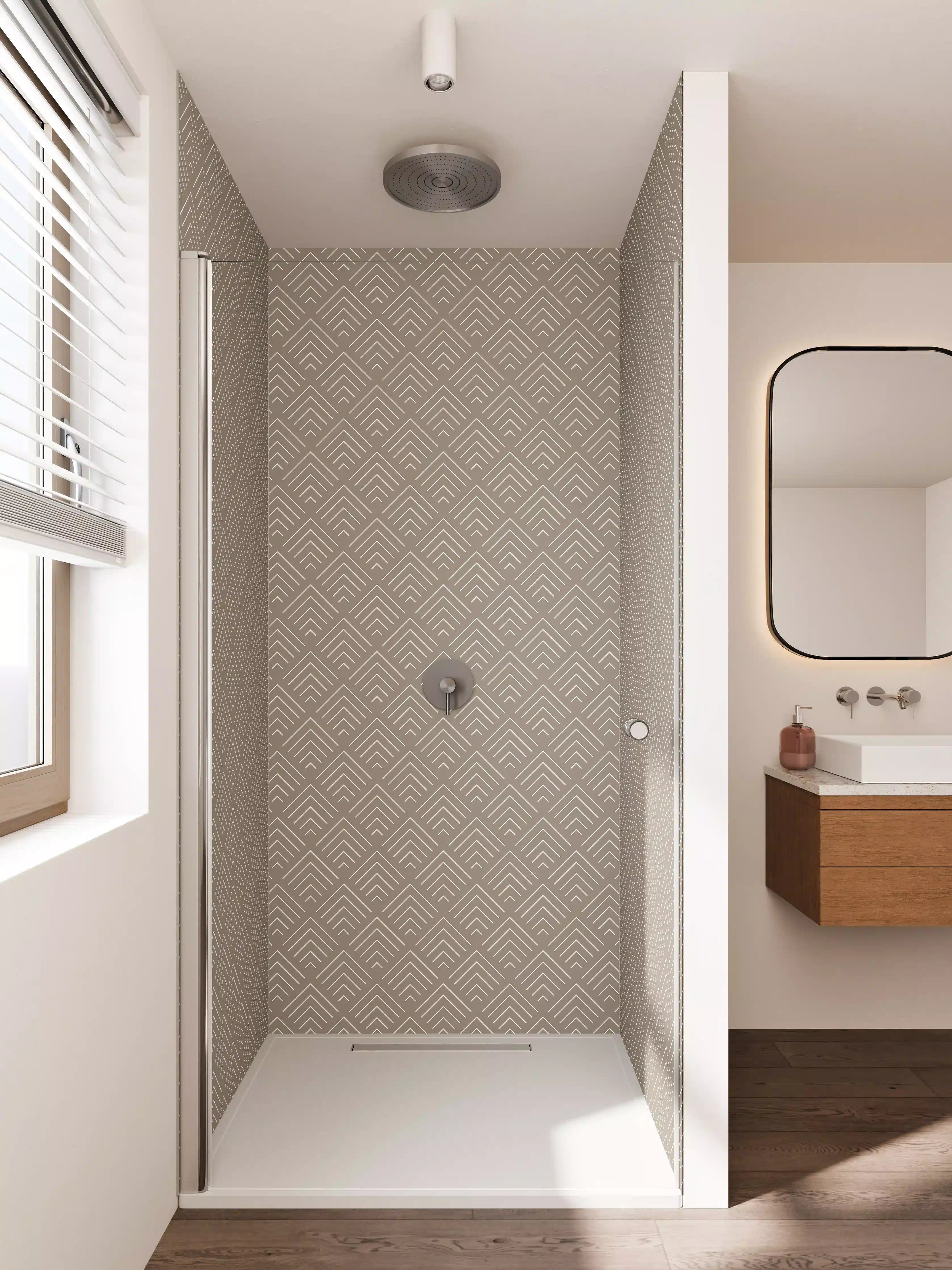 Duschrückwand - Beige und Grau strukturierte Wand mit geometrichem Muster