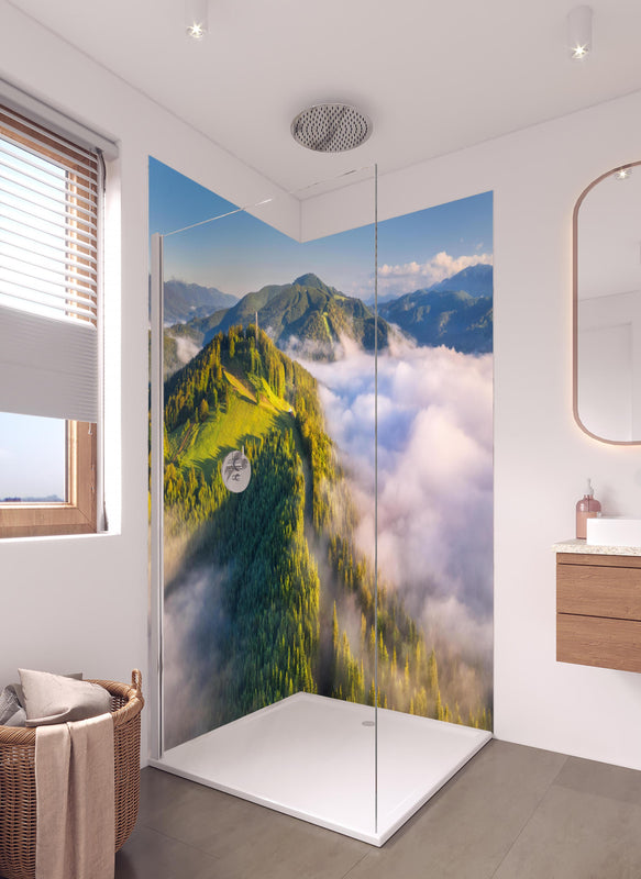 Duschrückwand - Berge in Wolken bei Sonnenaufgang im Sommer in hellem Badezimmer mit Regenduschkopf  - zweiteilige Eck-Duschrückwand