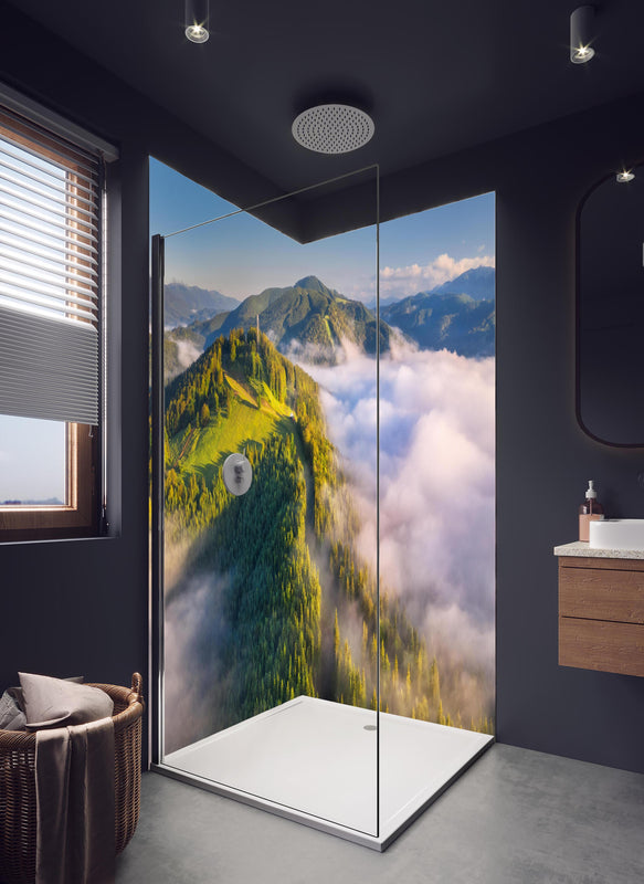 Duschrückwand - Berge in Wolken bei Sonnenaufgang im Sommer in hellem Badezimmer mit Regenduschkopf  - zweiteilige Eck-Duschrückwand