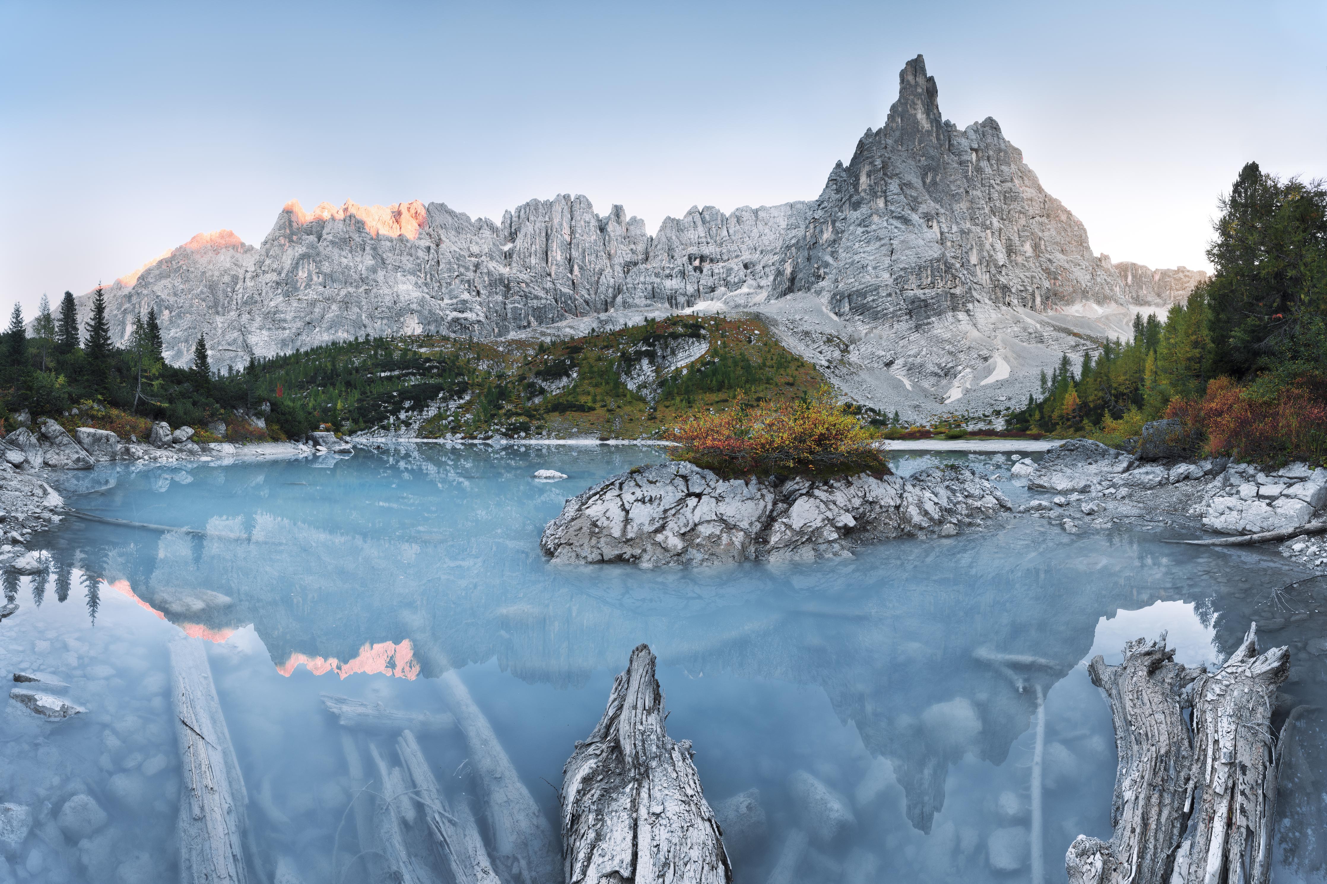 Duschrückwand-Bergsee Panorama Dolomiten Italien