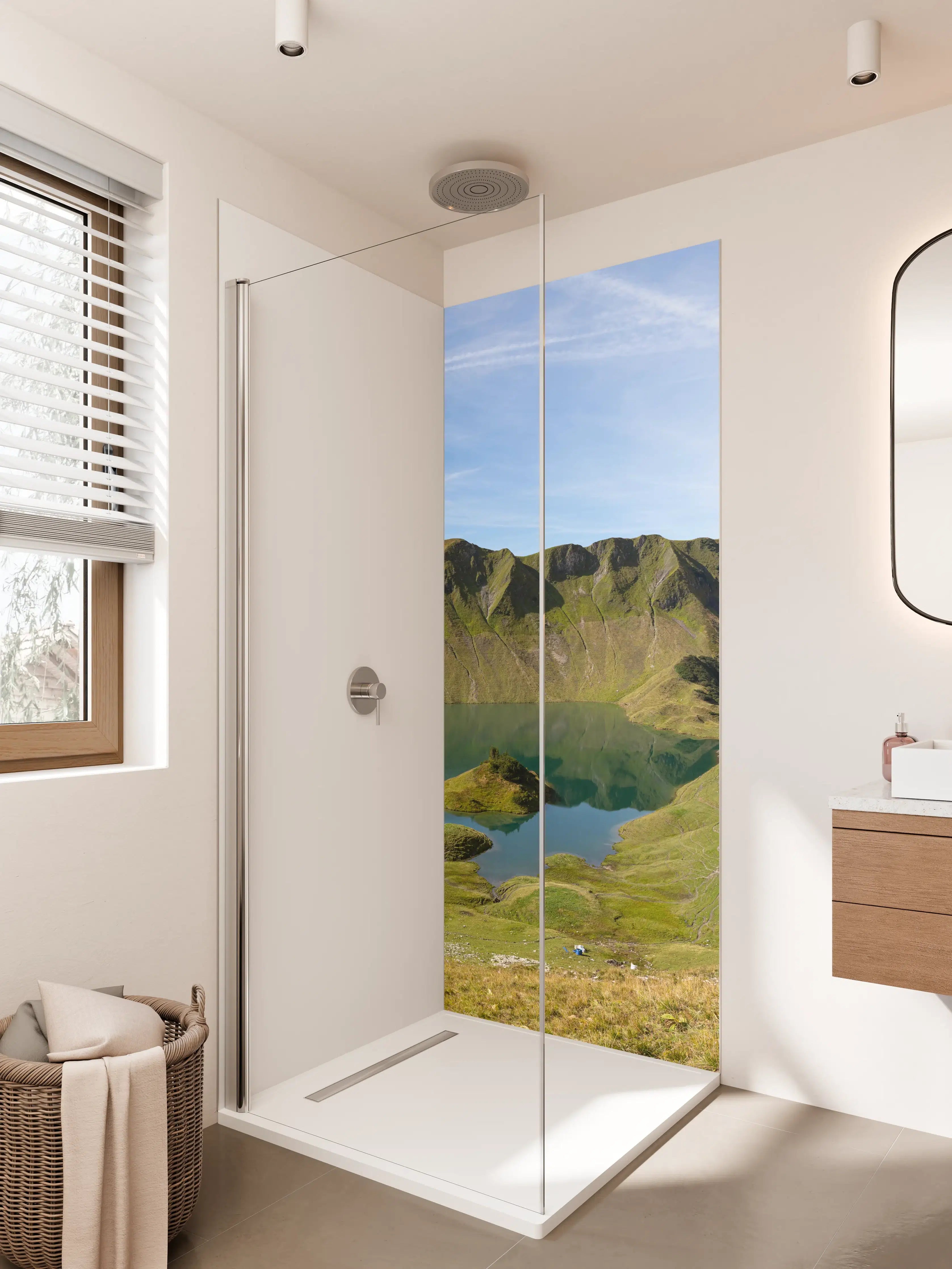 Duschrückwand - Bergsee inmitten grüner Landschaft