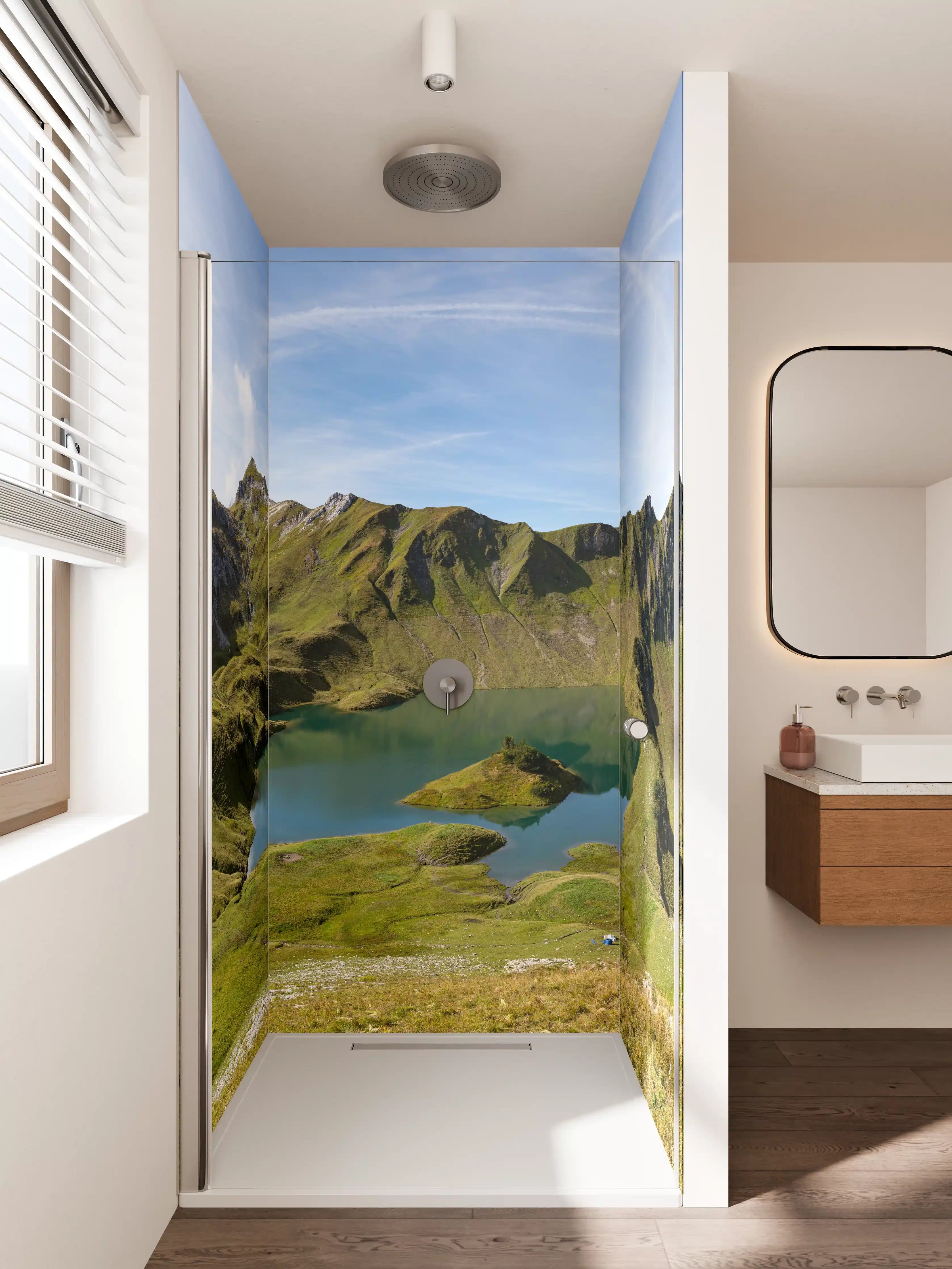 Duschrückwand - Bergsee inmitten grüner Landschaft