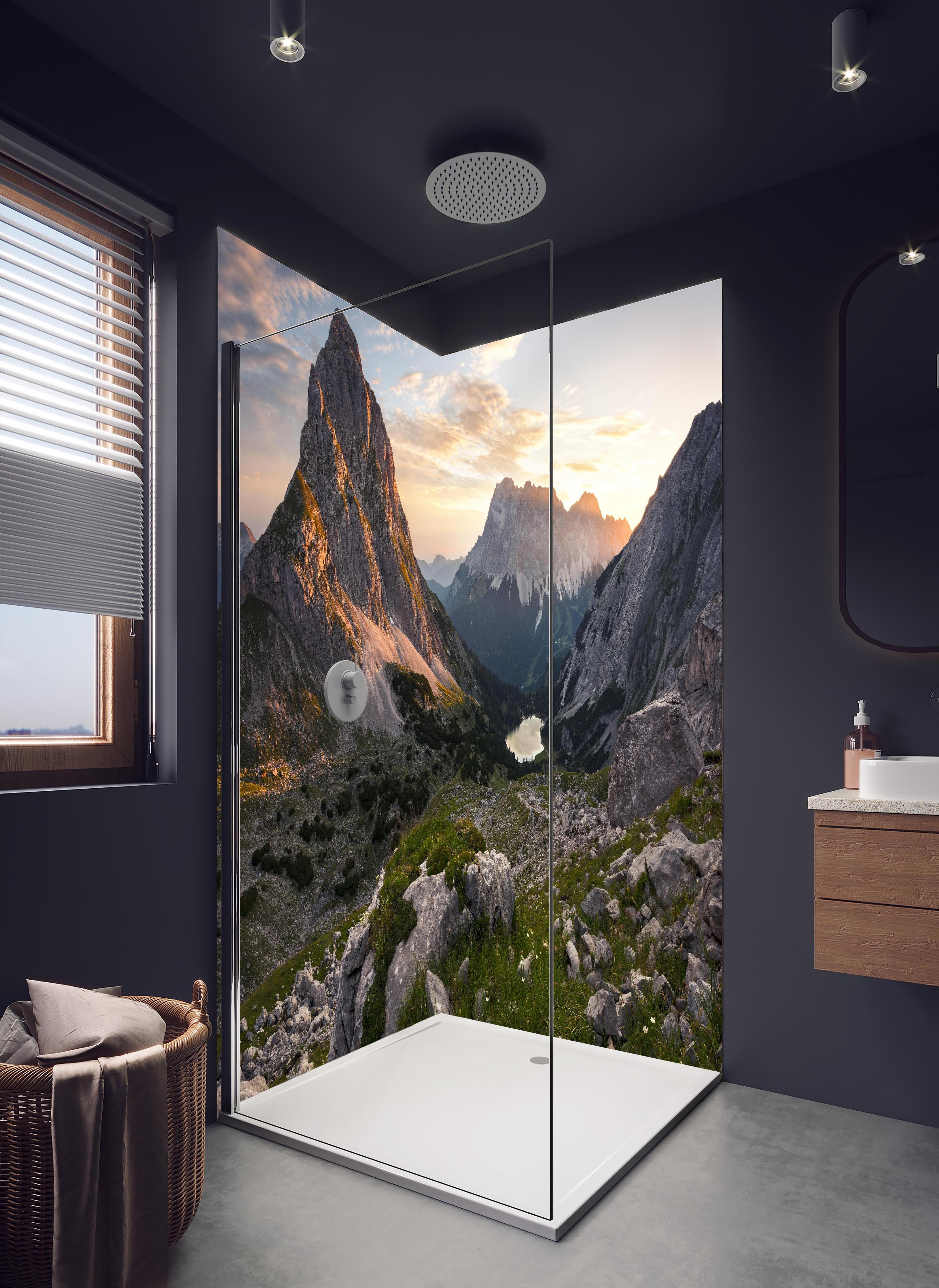 Duschrückwand - Bergseeidylle bei Abenddämmerung in hellem Badezimmer mit Regenduschkopf  - zweiteilige Eck-Duschrückwand