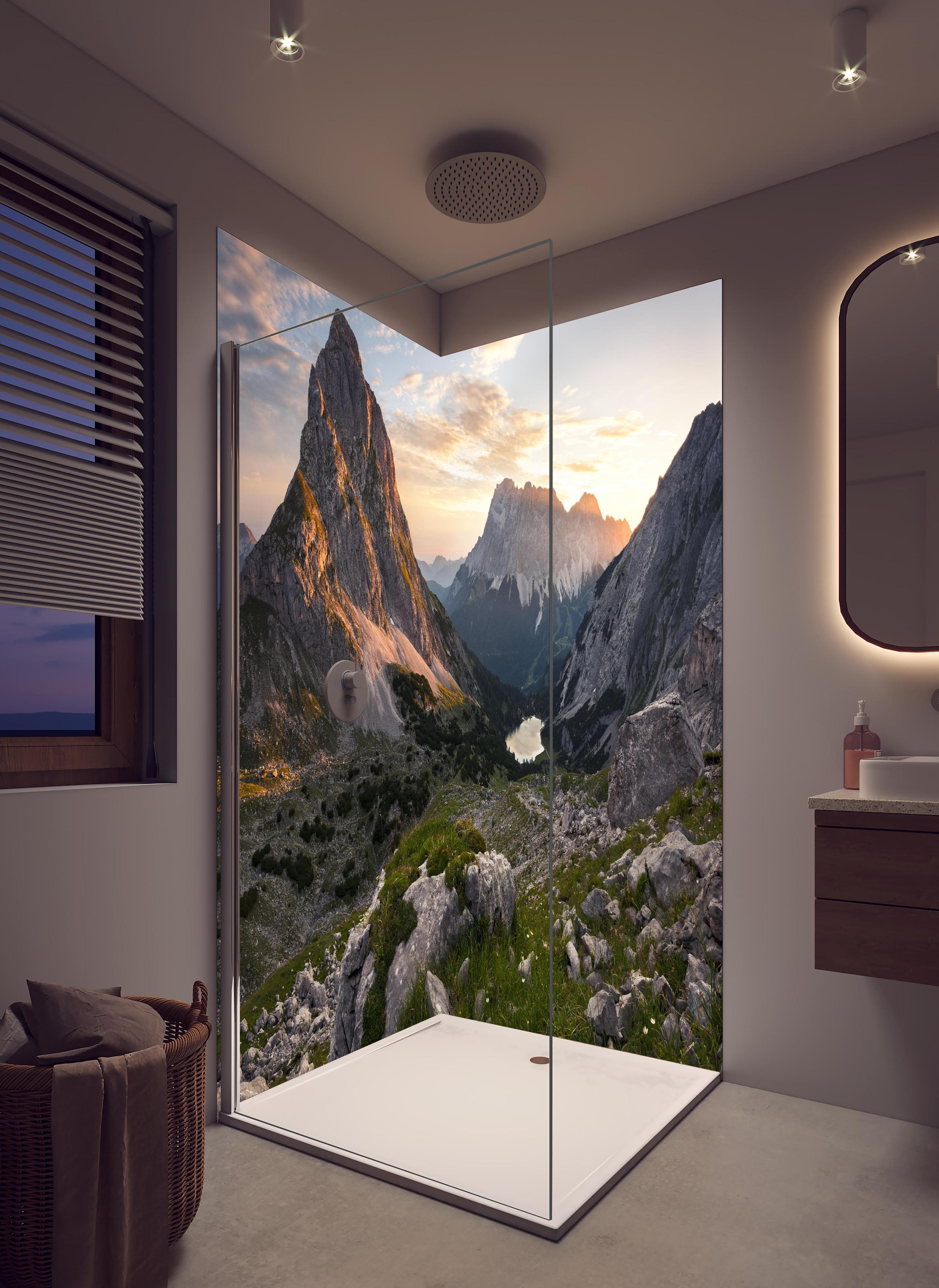 Duschrückwand - Bergseeidylle bei Abenddämmerung in hellem Badezimmer mit Regenduschkopf  - zweiteilige Eck-Duschrückwand