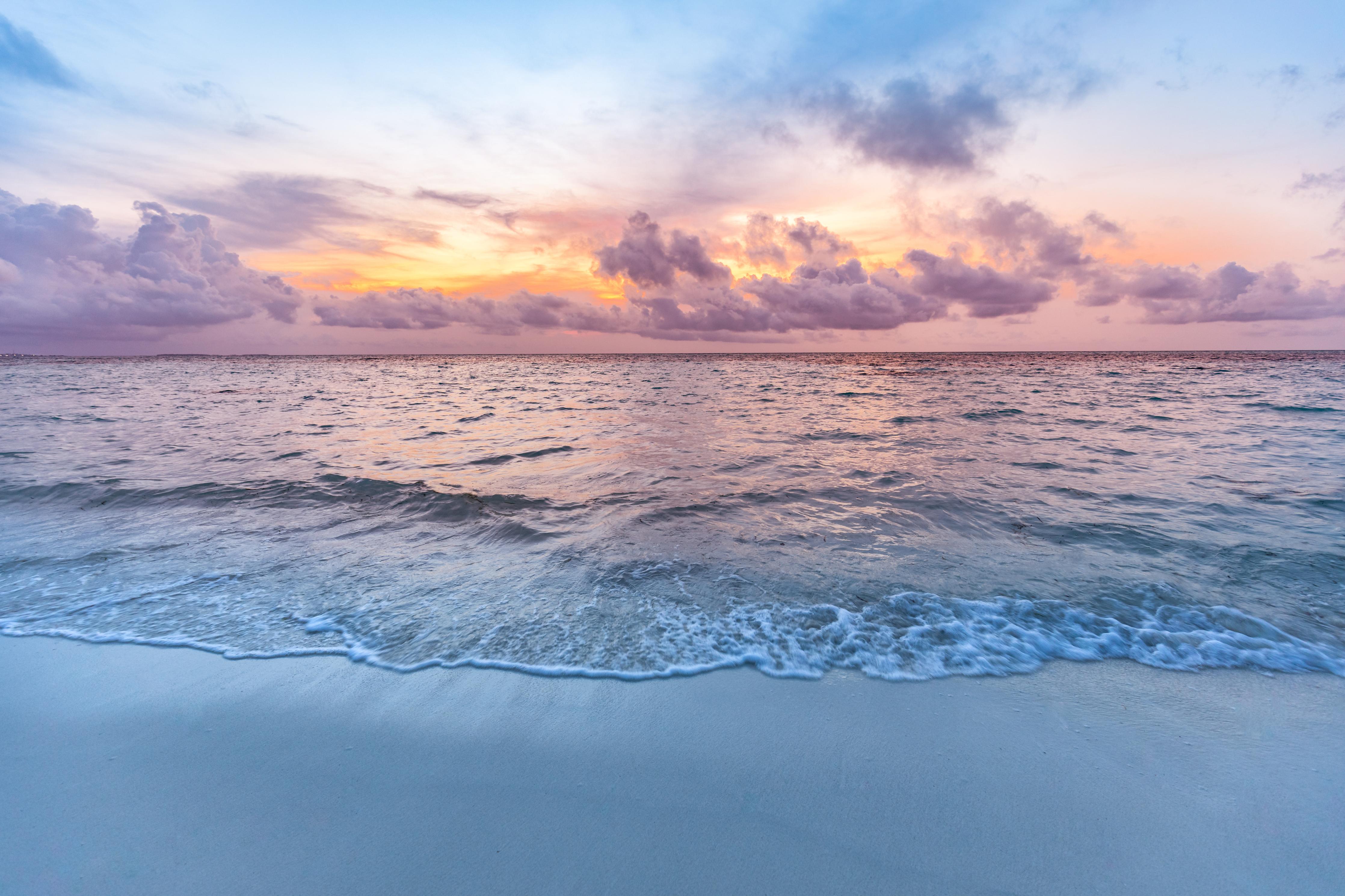 Duschrückwand-Bewölkter Sonnenuntergang am Strand