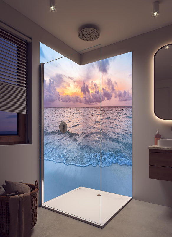 Duschrückwand - Bewölkter Sonnenuntergang am Strand in hellem Badezimmer mit Regenduschkopf  - zweiteilige Eck-Duschrückwand