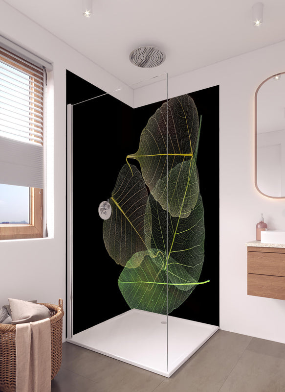 Duschrückwand - Blätter Textur Muster 5 in hellem Badezimmer mit Regenduschkopf  - zweiteilige Eck-Duschrückwand