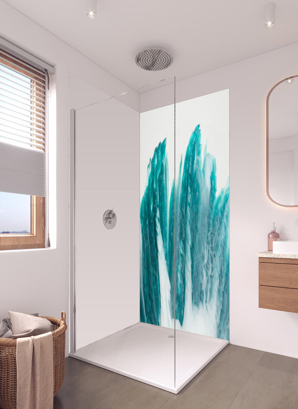 Duschrückwand - Bläuliche Flüssigkunst - Abstrakt in hellem Badezimmer mit Regenduschkopf  - zweiteilige Eck-Duschrückwand