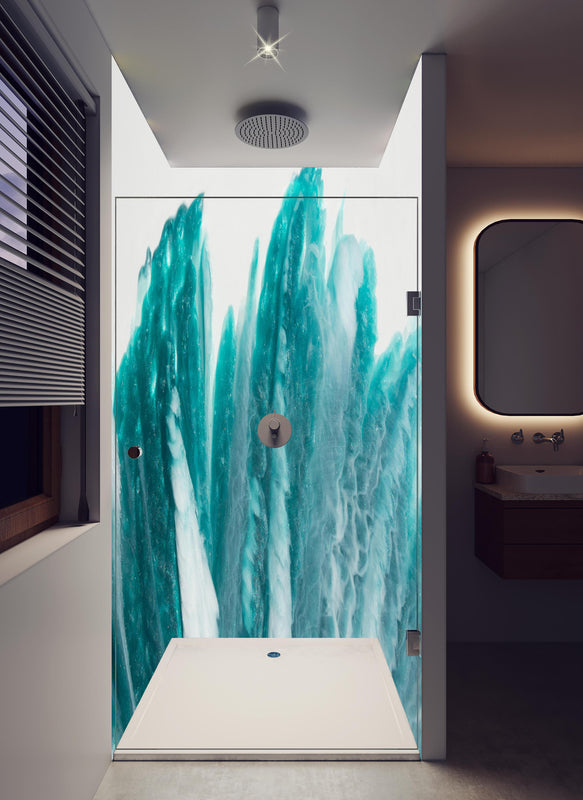 Duschrückwand - Bläuliche Flüssigkunst - Abstrakt in hellem Badezimmer mit Regenduschkopf  - zweiteilige Eck-Duschrückwand
