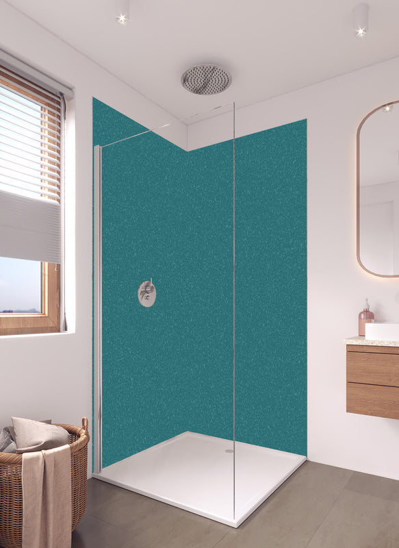 Duschrückwand - Bläuliche Wandtextur - Blaue Hafenfarbe in hellem Badezimmer mit Regenduschkopf  - zweiteilige Eck-Duschrückwand