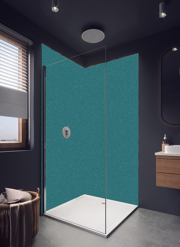 Duschrückwand - Bläuliche Wandtextur - Blaue Hafenfarbe in hellem Badezimmer mit Regenduschkopf  - zweiteilige Eck-Duschrückwand