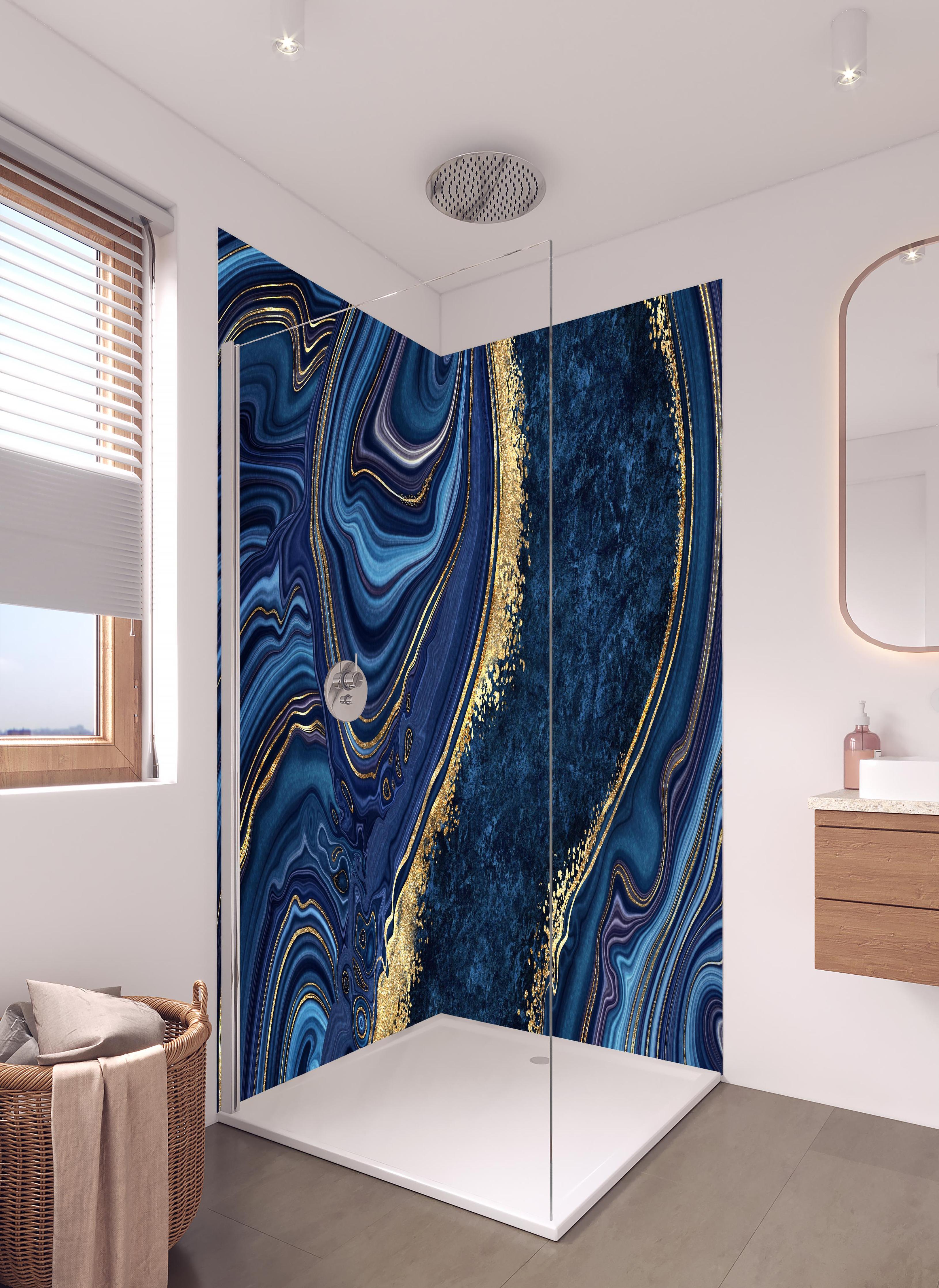 Duschrückwand - Blau goldenes Mosaik Design aus Marmor in hellem Badezimmer mit Regenduschkopf  - zweiteilige Eck-Duschrückwand