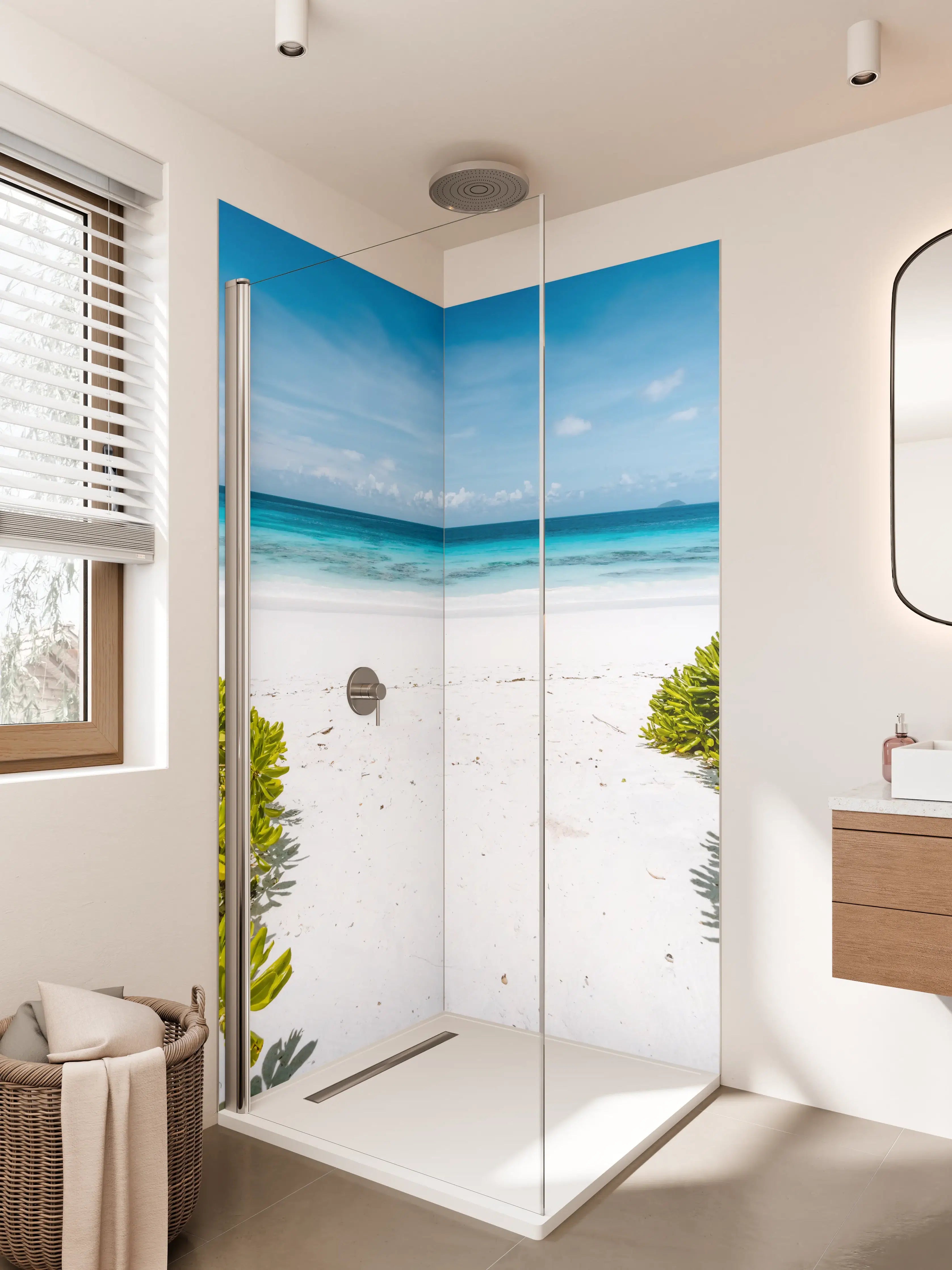 Duschrückwand - Blaue Meeresküste mit weißem Sandstrand